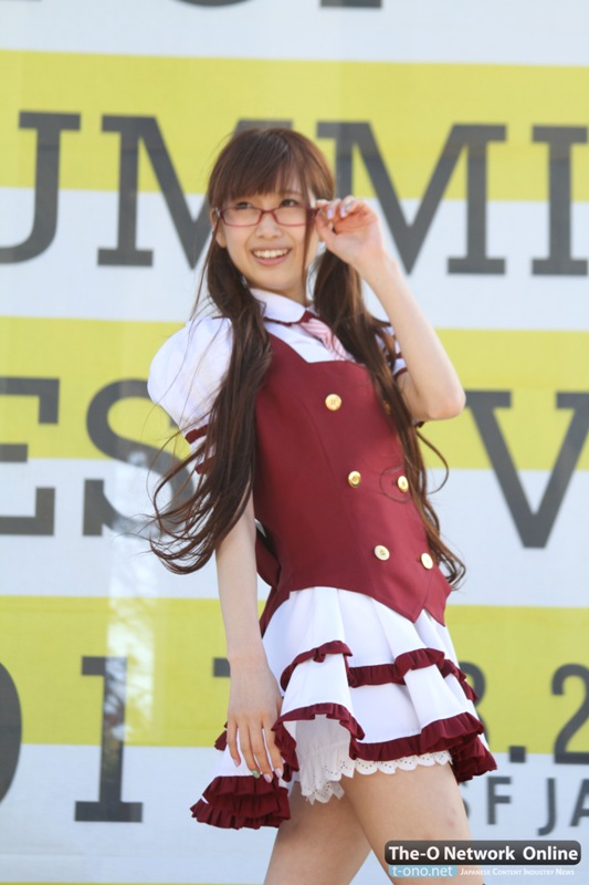 Danceroid member, Itokutora posing on stage during a solo performance.